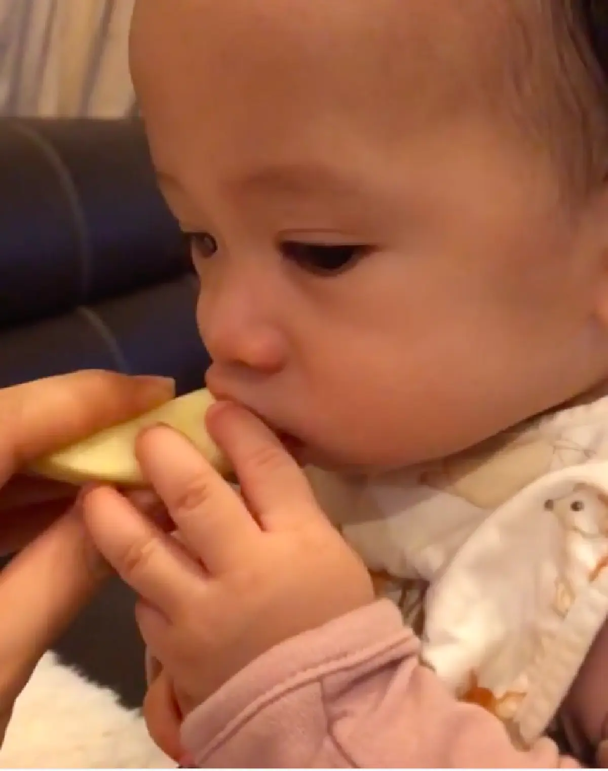 เป็นห่วงหนักมาก! “แม่แอน” แบ่งแอปเปิ้ลให้ “น้องโพธิ์” ทาน เจอคอมเมนต์กลัวความไม่ปลอดภัย