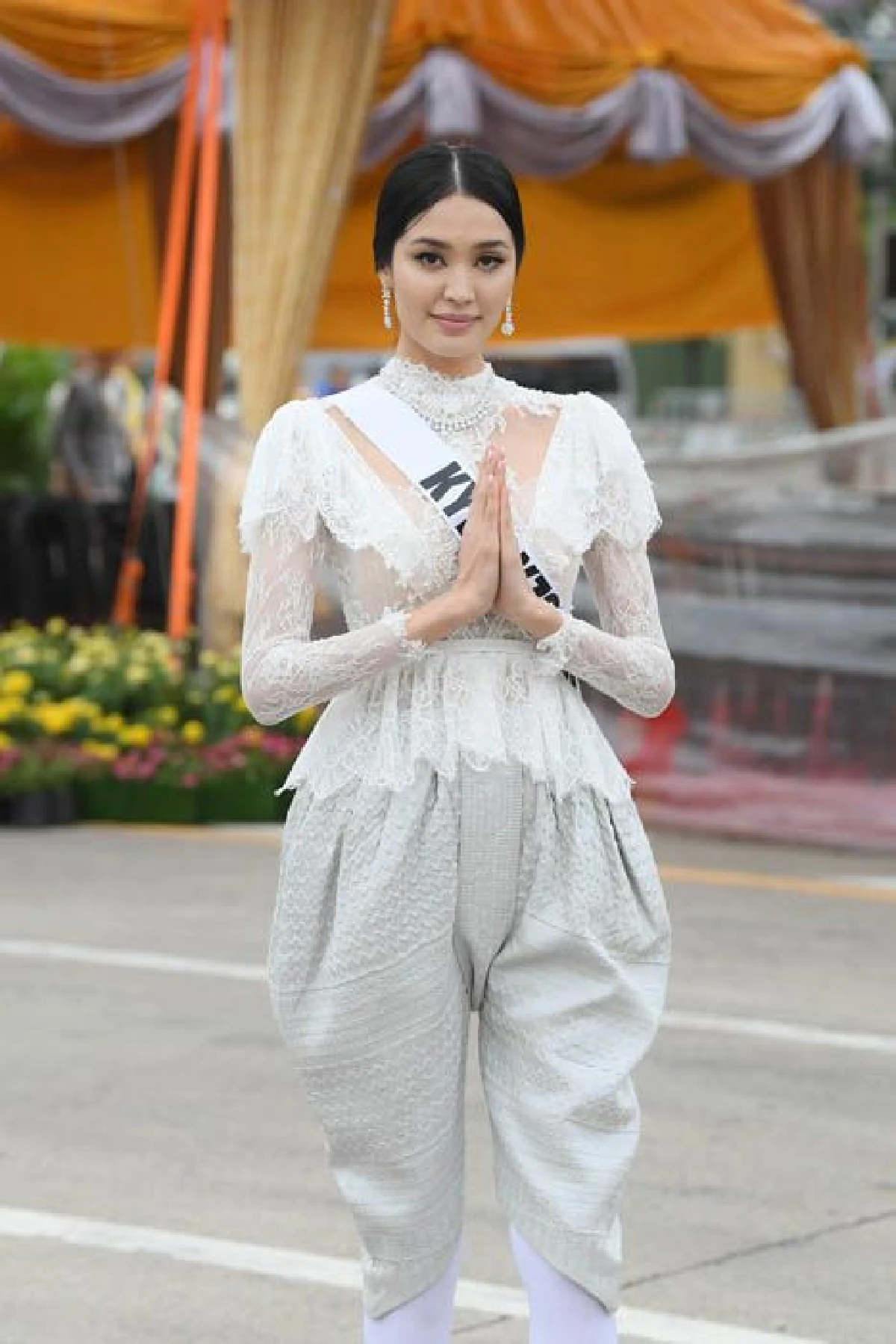 สาวงามผู้เข้าประกวดมิสยูนิเวิร์ส 2018 สวมชุดไทยย้อนยุคสมัยรัชกาลที่ 5 เข้าร่วมงานอุ่นไอรัก