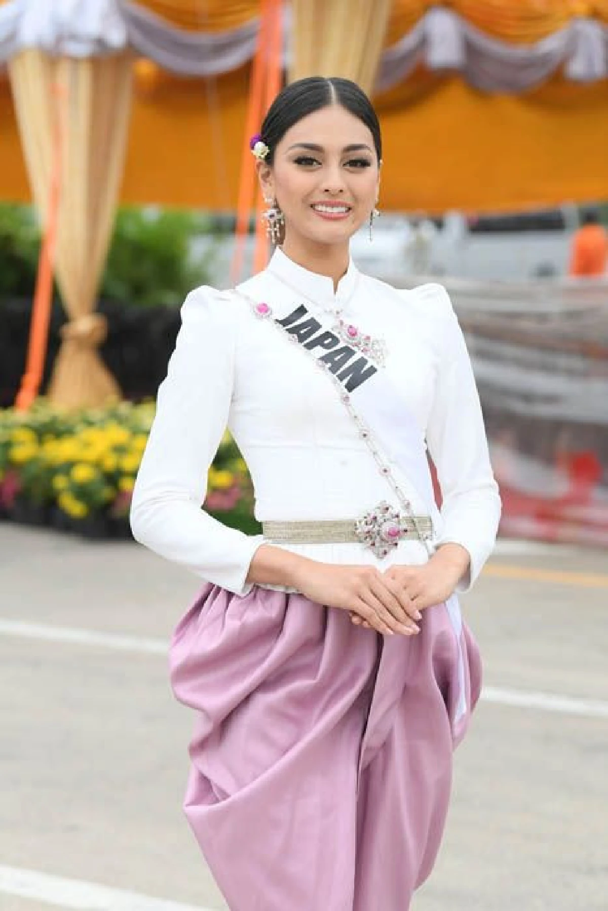 สาวงามผู้เข้าประกวดมิสยูนิเวิร์ส 2018 สวมชุดไทยย้อนยุคสมัยรัชกาลที่ 5 เข้าร่วมงานอุ่นไอรัก