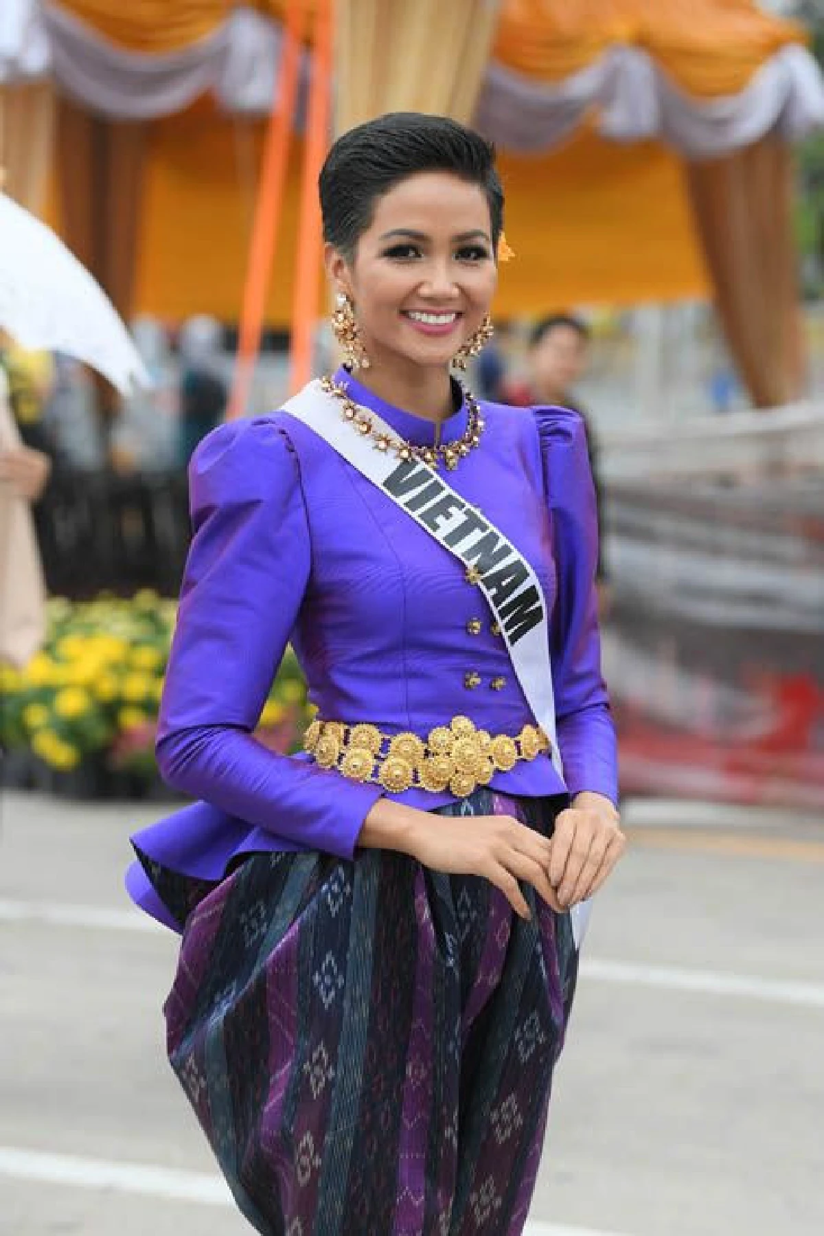 สาวงามผู้เข้าประกวดมิสยูนิเวิร์ส 2018 สวมชุดไทยย้อนยุคสมัยรัชกาลที่ 5 เข้าร่วมงานอุ่นไอรัก