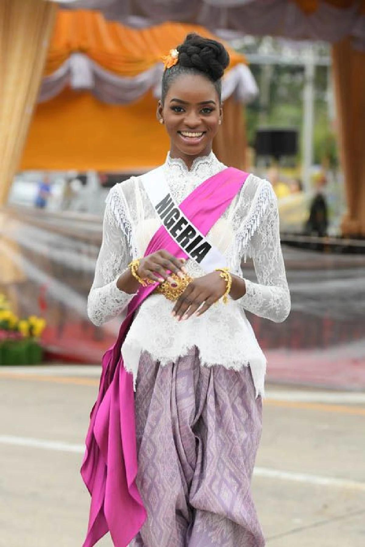 สาวงามผู้เข้าประกวดมิสยูนิเวิร์ส 2018 สวมชุดไทยย้อนยุคสมัยรัชกาลที่ 5 เข้าร่วมงานอุ่นไอรัก