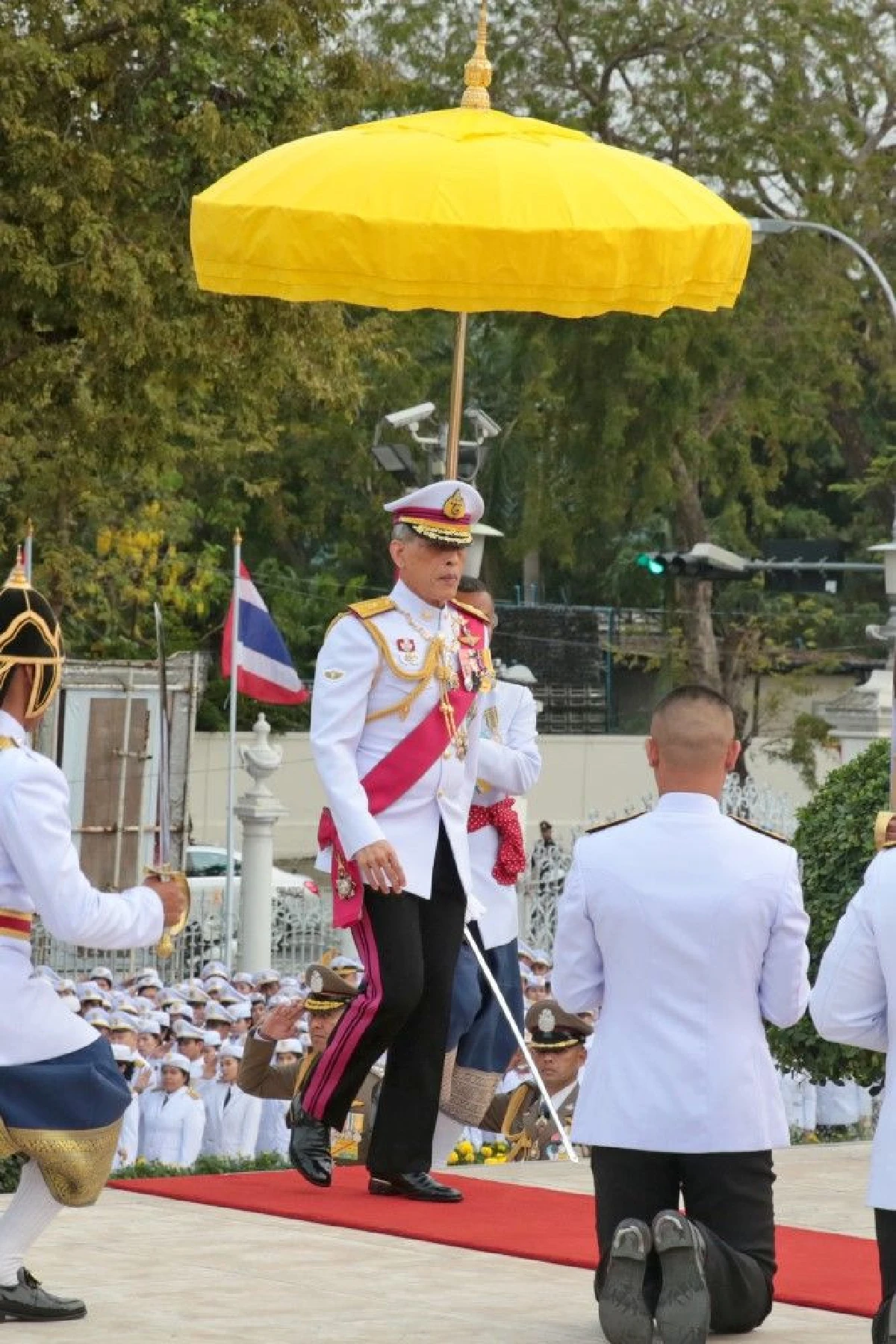สมเด็จพระเจ้าอยู่หัวเสด็จฯ ถวายบังคมพระบรมราชานุสาวรีย์ ร.7 เนื่องในวันรัฐธรรมนูญ