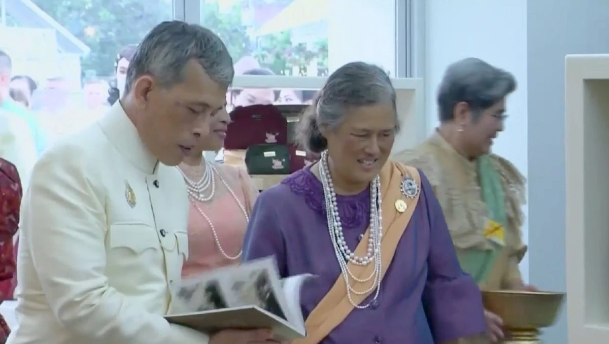 สมเด็จพระเจ้าอยู่หัวทรงเปิดงานอุ่นไอรัก