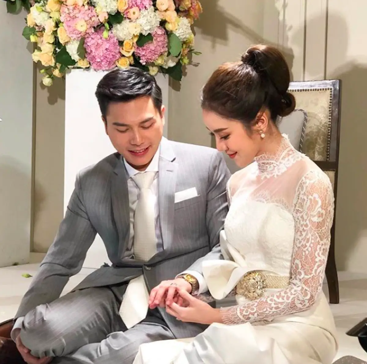 ”ขนมจีน-ไฮโซเคน” ถือฤกษ์ดีวันนี้ ควงแขนกันเข้าพิธีหมั้นแบบไทยอย่างอบอุ่น