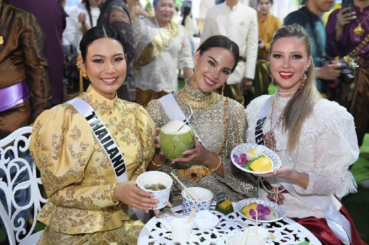 สาวงามผู้เข้าประกวดมิสยูนิเวิร์ส 2018 สวมชุดไทยย้อนยุคสมัยรัชกาลที่ 5 เข้าร่วมงานอุ่นไอรัก