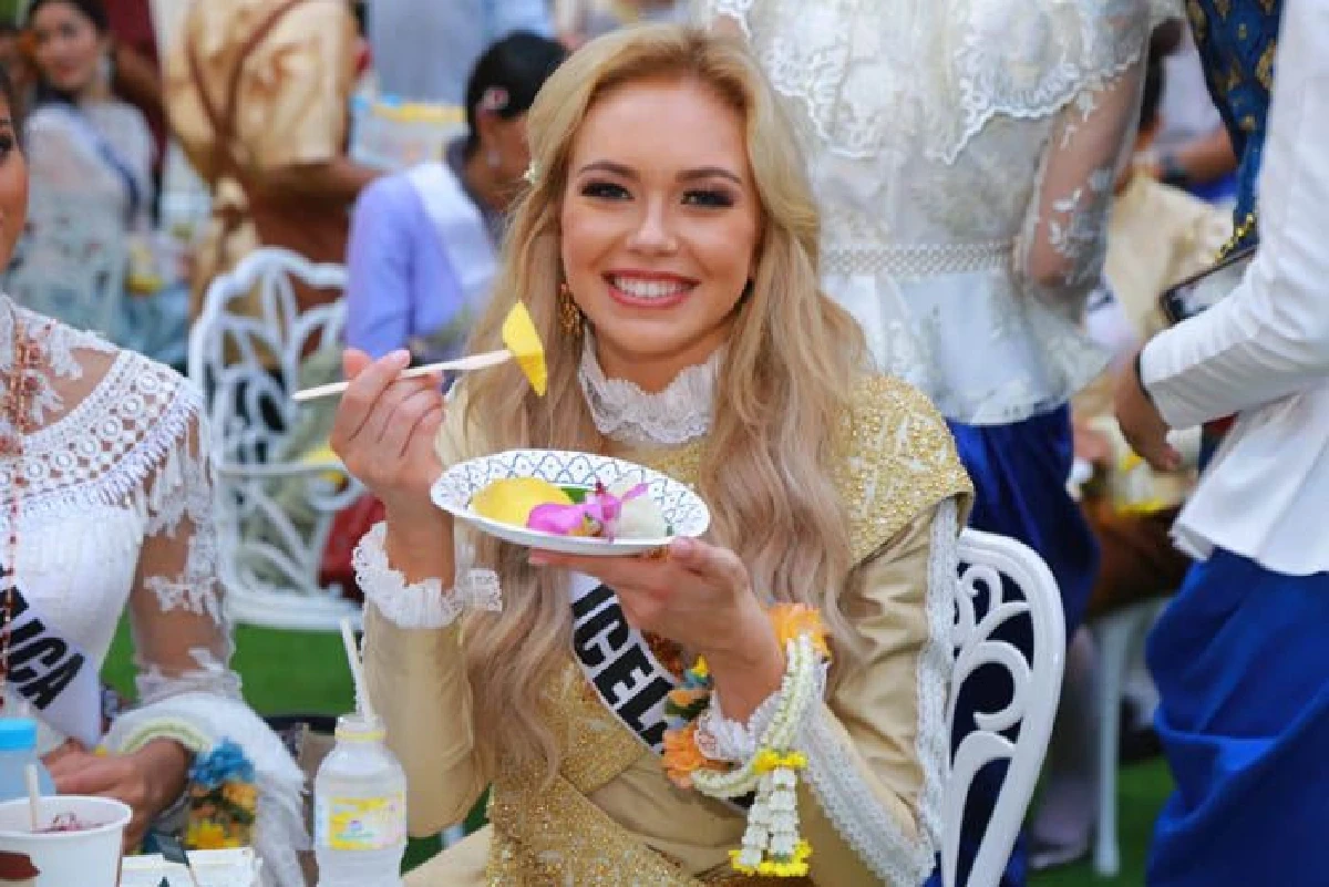 สาวงามผู้เข้าประกวดมิสยูนิเวิร์ส 2018 สวมชุดไทยย้อนยุคสมัยรัชกาลที่ 5 เข้าร่วมงานอุ่นไอรัก