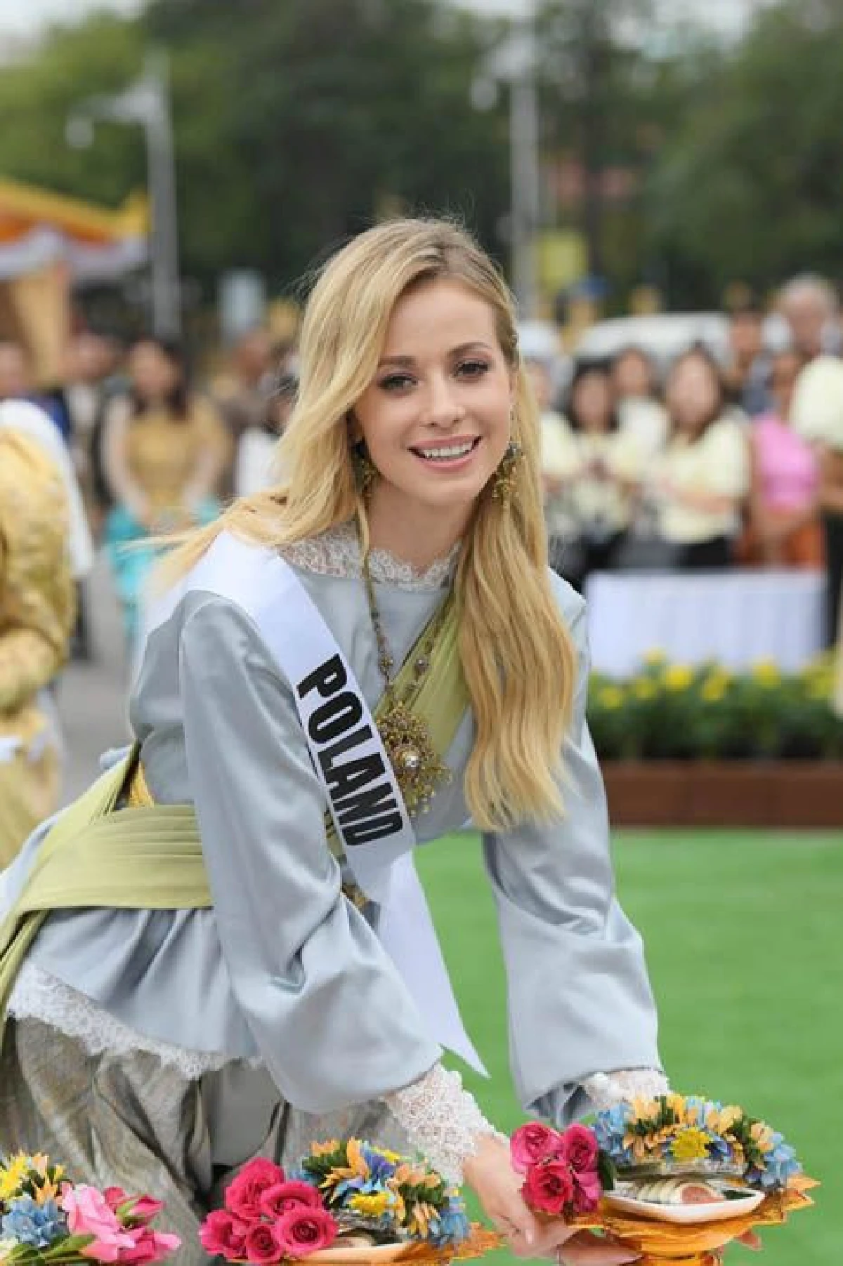 สาวงามผู้เข้าประกวดมิสยูนิเวิร์ส 2018 สวมชุดไทยย้อนยุคสมัยรัชกาลที่ 5 เข้าร่วมงานอุ่นไอรัก