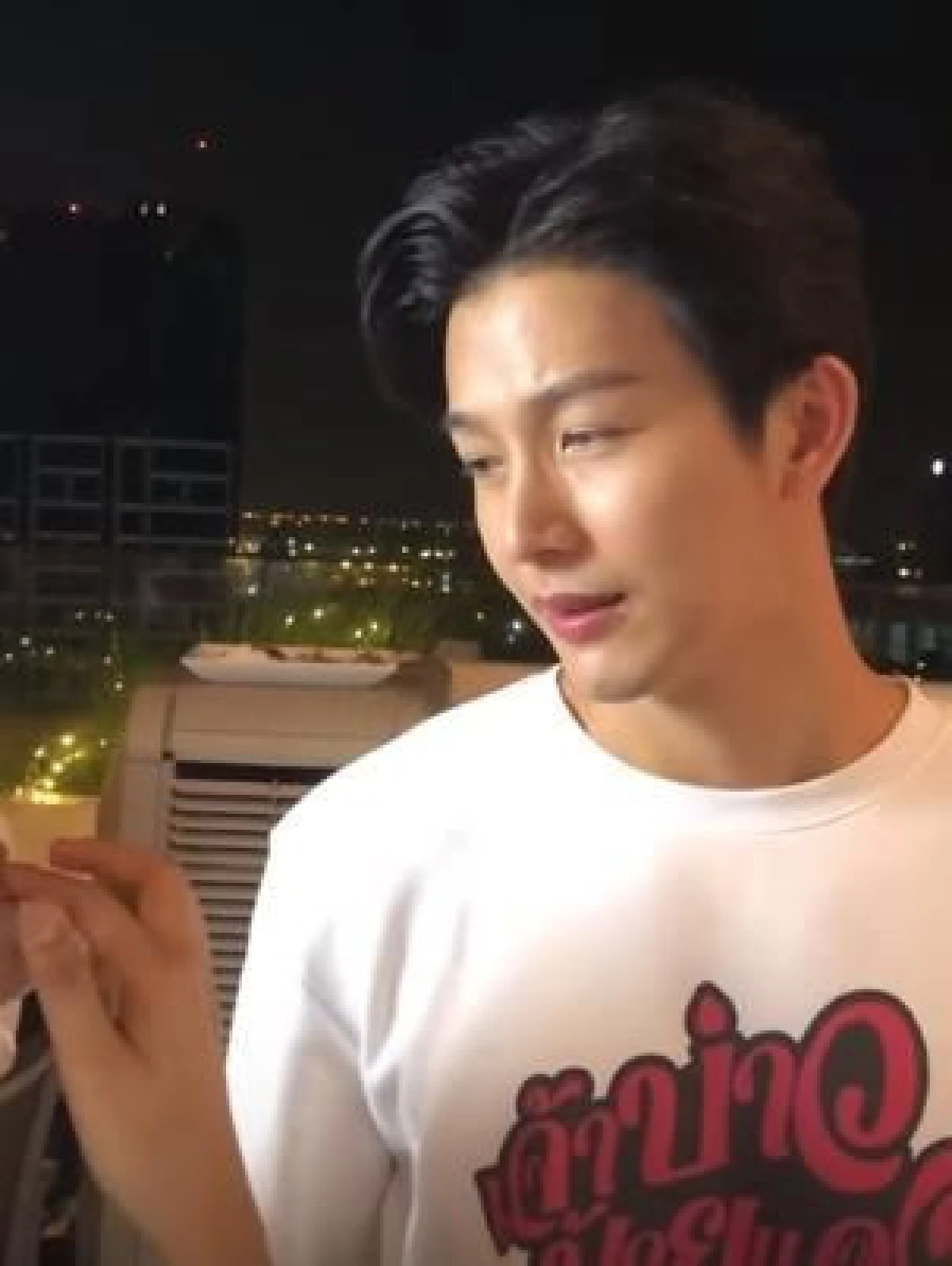 จุ๋ย-พุฒ เผยโมเมนต์หวานเยิ้ม..เมือเม็ดข้าวติดปากสามีสุดหล่อ (คลิป)