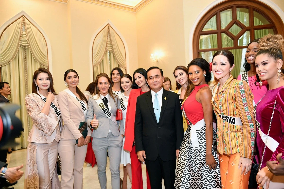 ภาพชุด "94สาวงาม" ผู้เข้าประกวดมิสยูนิเวิร์สเยือนทำเนียบฯ พบ"บิ๊กตู่"