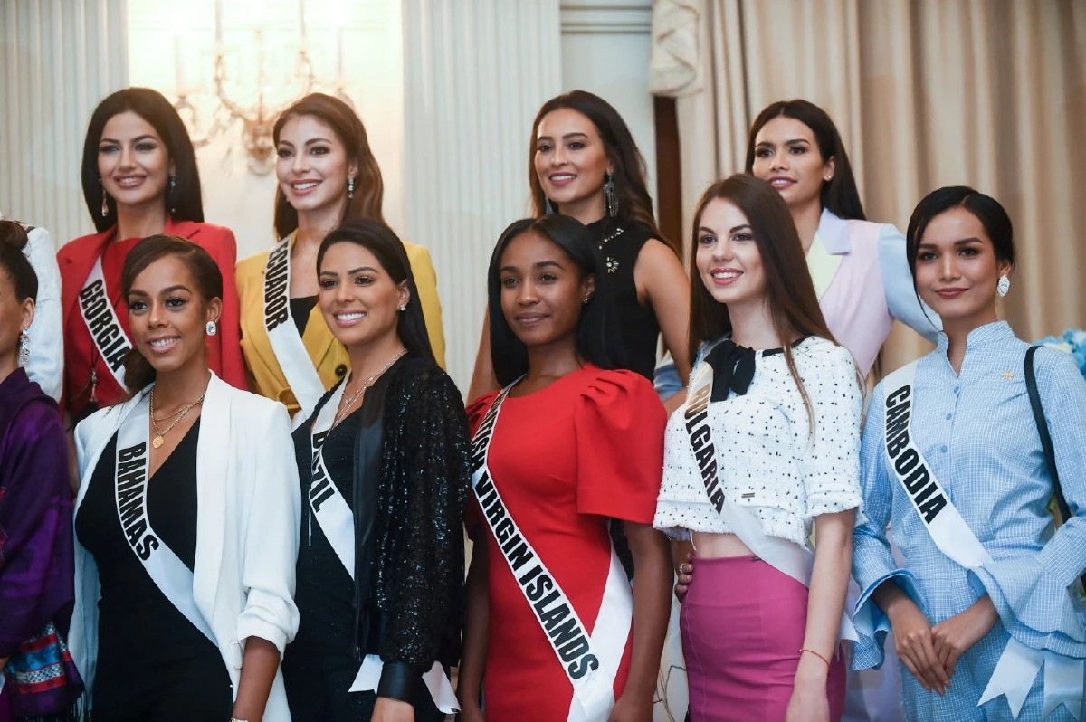 ภาพชุด "94สาวงาม" ผู้เข้าประกวดมิสยูนิเวิร์สเยือนทำเนียบฯ พบ"บิ๊กตู่"