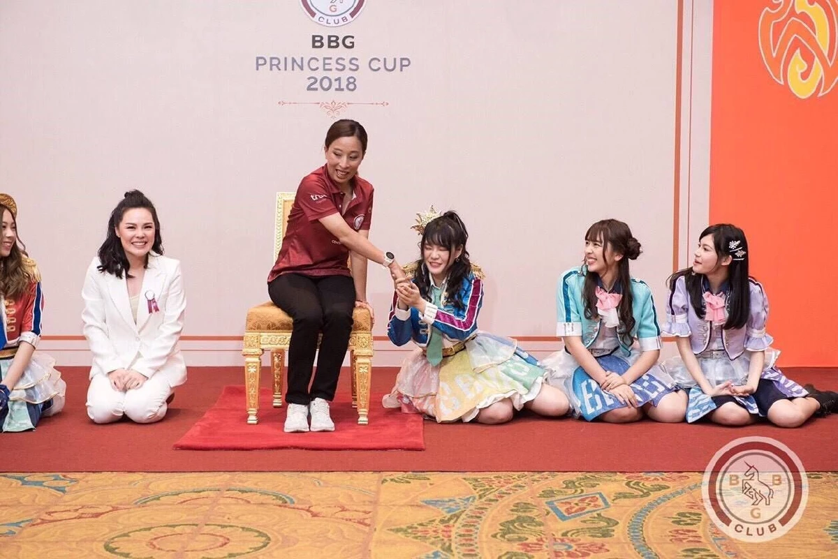 "จะจับมือเราไหม เราไม่คิดเงิน" พระองค์ภาฯ ตรัสถาม BNK48 ก่อนยื่นพระหัตถ์ให้จับ