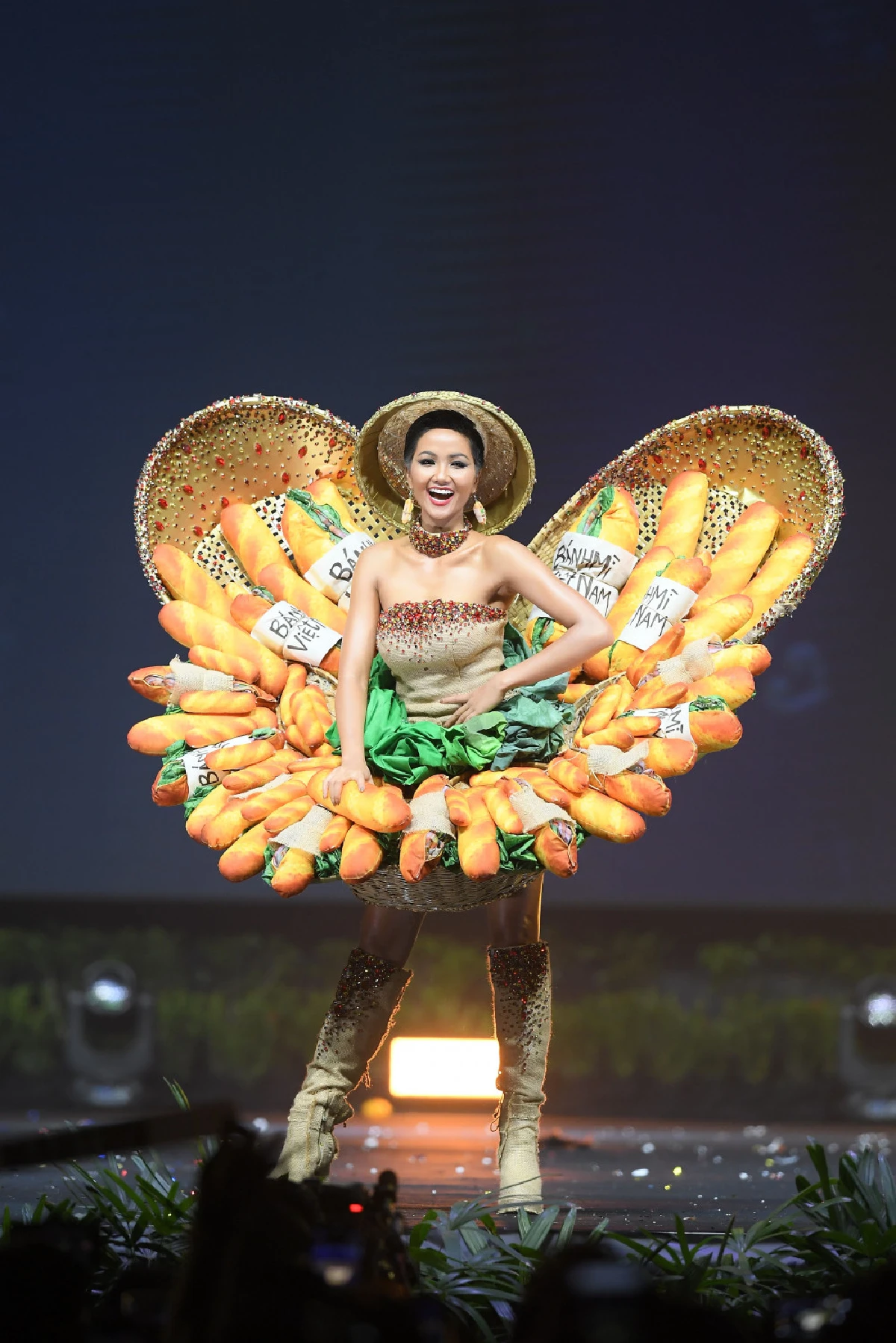 อลังการงานสร้าง! ส่องภาพมิสยูนิเวิร์ส 2018 อวดโฉมรอบชุดประจำชาติ