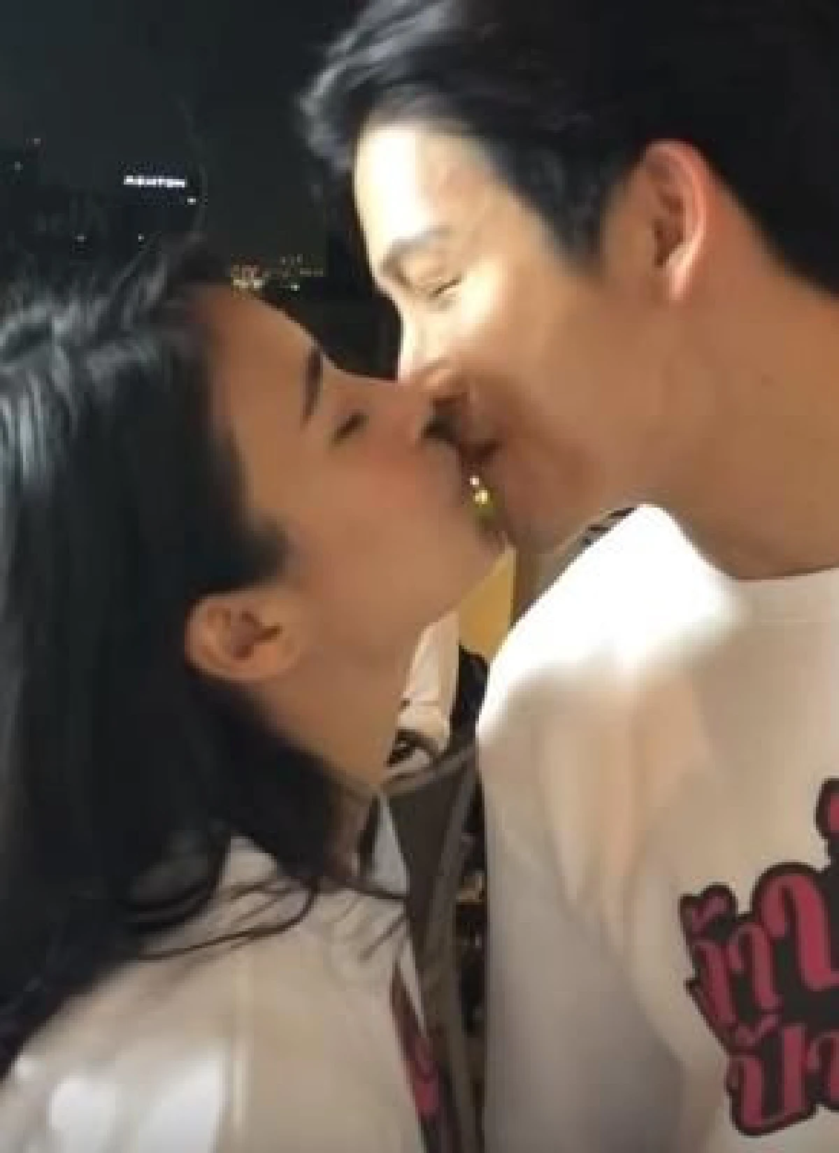 จุ๋ย-พุฒ เผยโมเมนต์หวานเยิ้ม..เมือเม็ดข้าวติดปากสามีสุดหล่อ (คลิป)