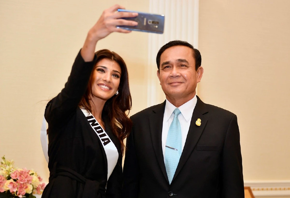 ภาพชุด "94สาวงาม" ผู้เข้าประกวดมิสยูนิเวิร์สเยือนทำเนียบฯ พบ"บิ๊กตู่"