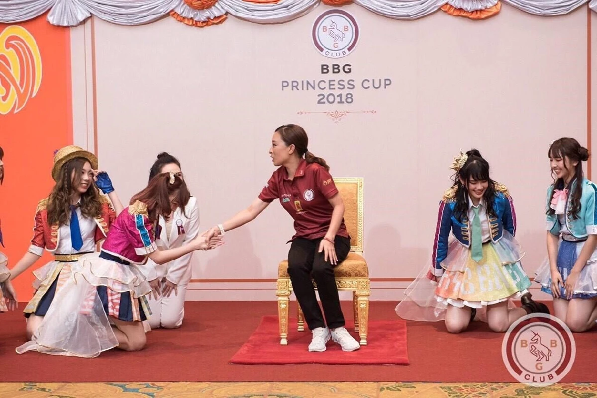"จะจับมือเราไหม เราไม่คิดเงิน" พระองค์ภาฯ ตรัสถาม BNK48 ก่อนยื่นพระหัตถ์ให้จับ
