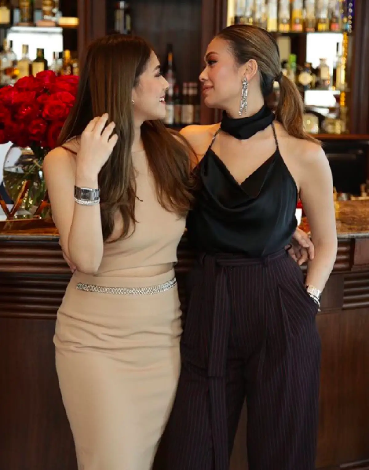 ส่อง 10 ภาพ “เพ็บ” น้องสาว “แพร วทานิกา” กับลุคอินเตอร์สุดแซ่บไม่แพ้พี่สาว