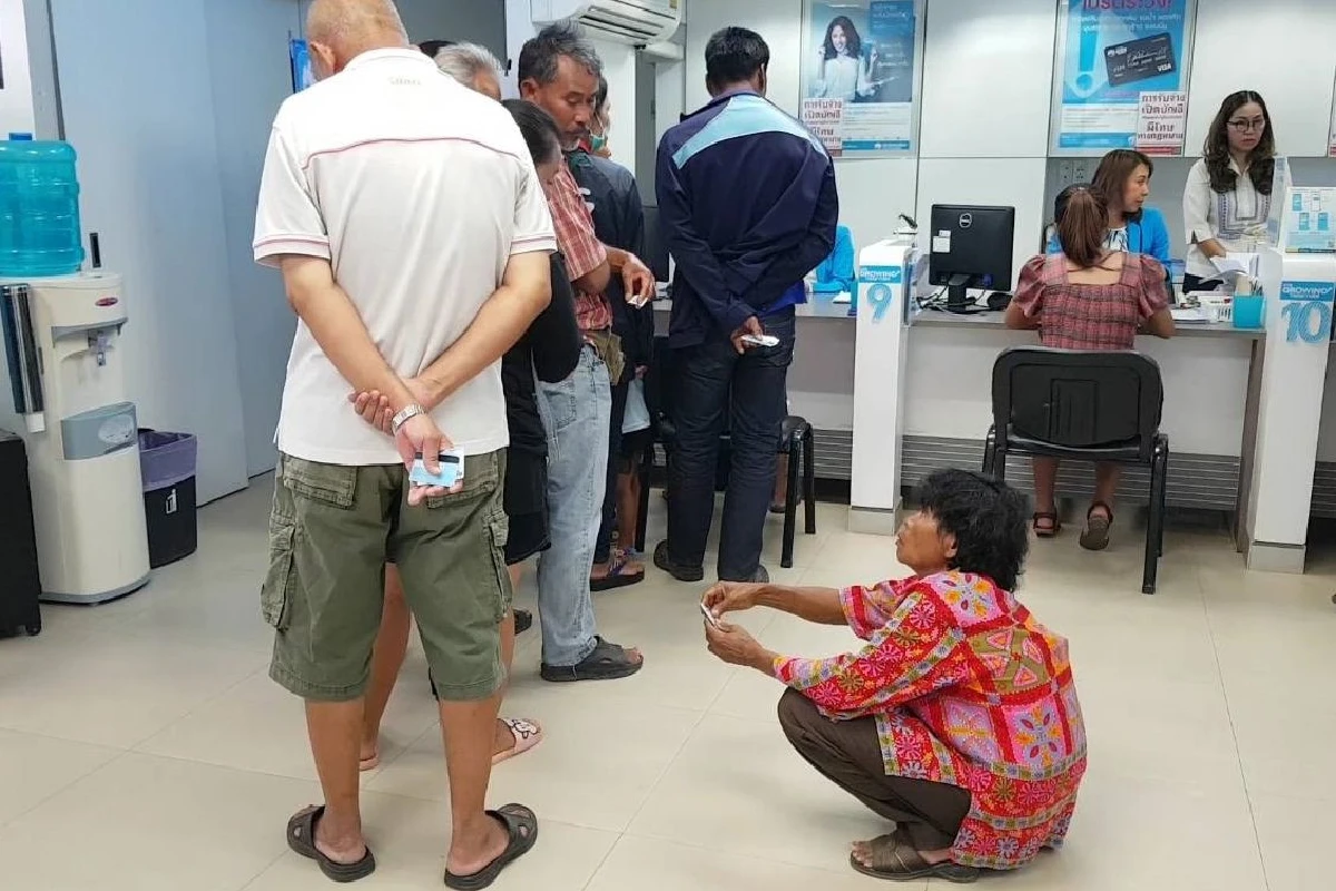 กลัวถูกเรียกเงินคืนชาวบ้านแห่แน่นหน้ากรุงไทยรอถอน500บ.ผ่านบัตรคนจน