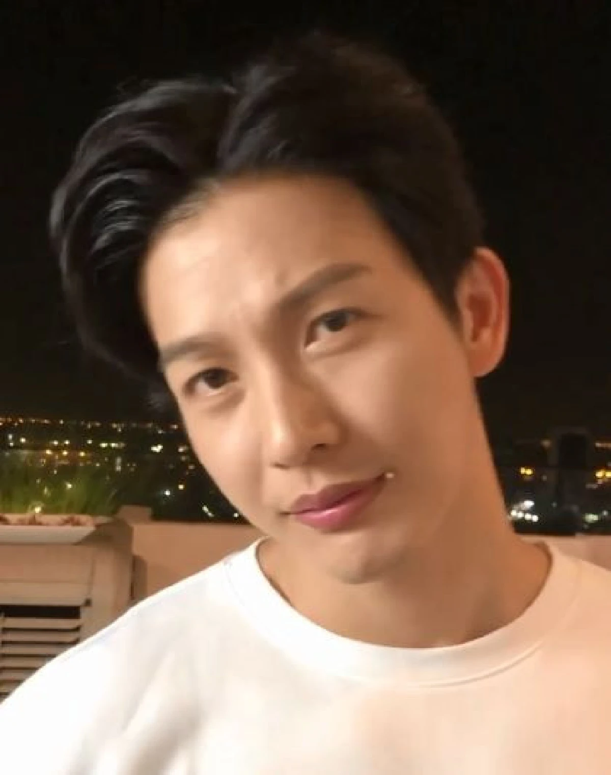 จุ๋ย-พุฒ เผยโมเมนต์หวานเยิ้ม..เมือเม็ดข้าวติดปากสามีสุดหล่อ (คลิป)