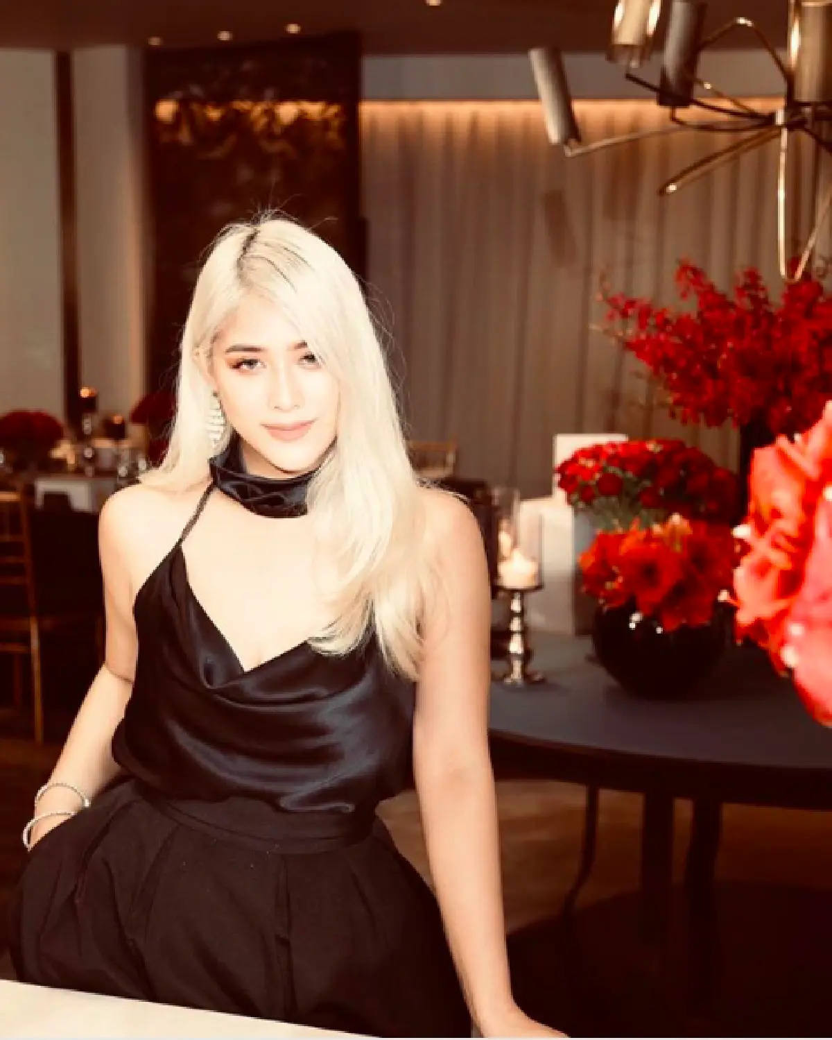 ส่อง 10 ภาพ “เพ็บ” น้องสาว “แพร วทานิกา” กับลุคอินเตอร์สุดแซ่บไม่แพ้พี่สาว