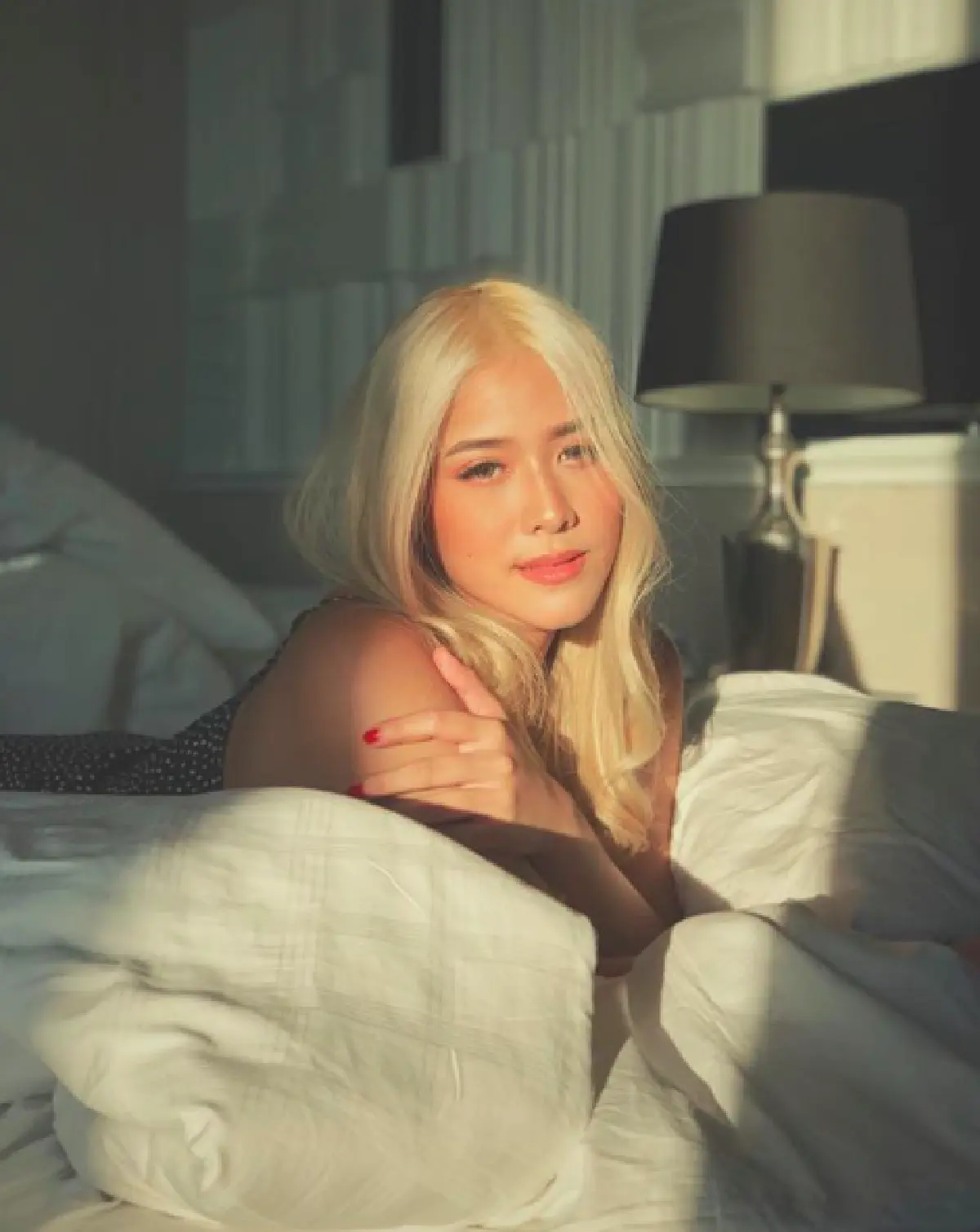 ส่อง 10 ภาพ “เพ็บ” น้องสาว “แพร วทานิกา” กับลุคอินเตอร์สุดแซ่บไม่แพ้พี่สาว