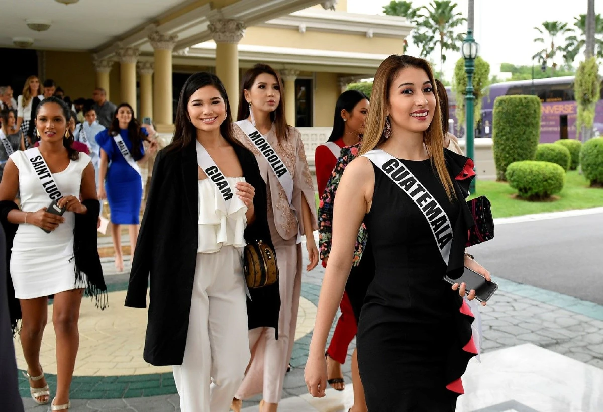 ภาพชุด "94สาวงาม" ผู้เข้าประกวดมิสยูนิเวิร์สเยือนทำเนียบฯ พบ"บิ๊กตู่"