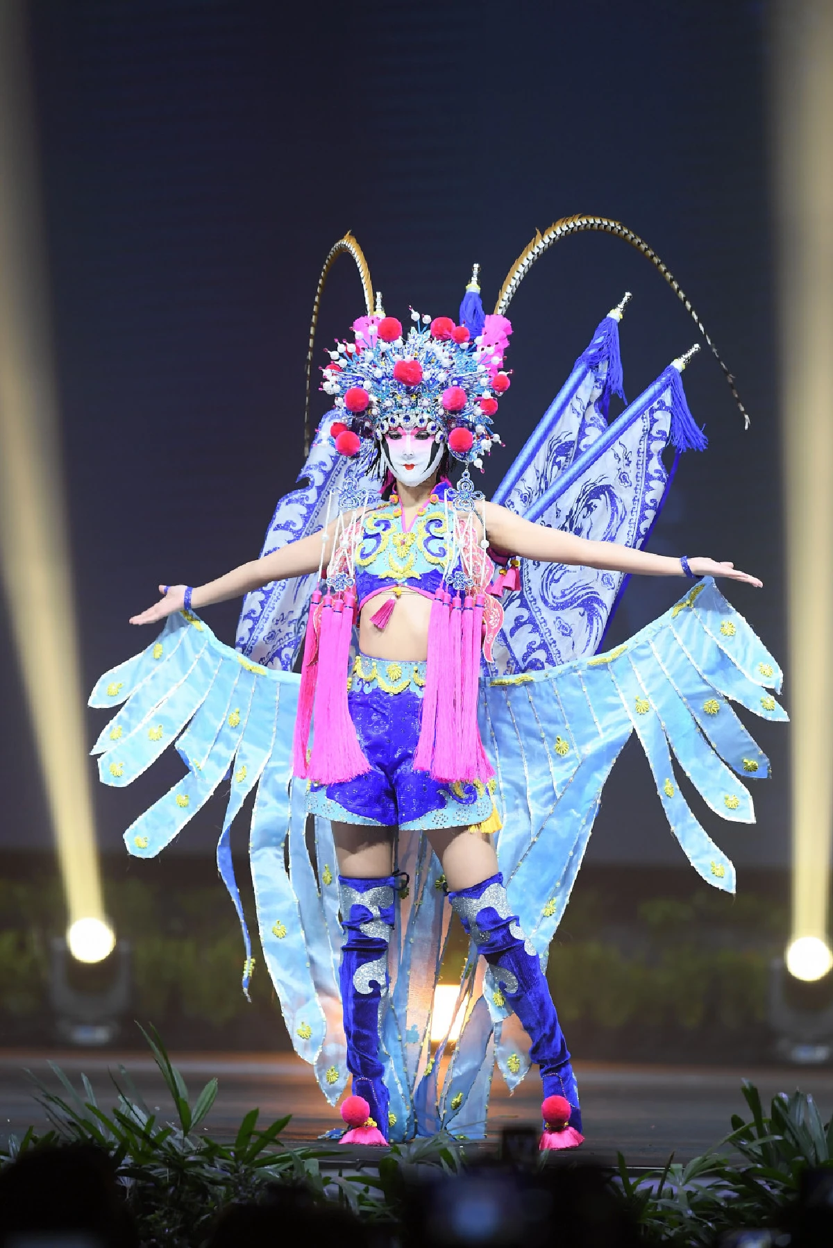 อลังการงานสร้าง! ส่องภาพมิสยูนิเวิร์ส 2018 อวดโฉมรอบชุดประจำชาติ