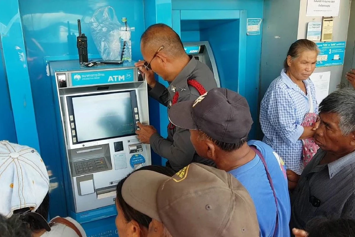 กลัวถูกเรียกเงินคืนชาวบ้านแห่แน่นหน้ากรุงไทยรอถอน500บ.ผ่านบัตรคนจน
