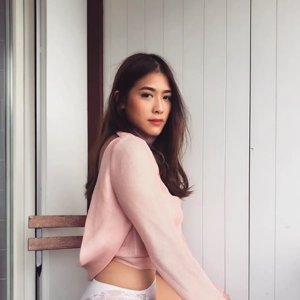 ส่อง 10 ภาพ “เพ็บ” น้องสาว “แพร วทานิกา” กับลุคอินเตอร์สุดแซ่บไม่แพ้พี่สาว