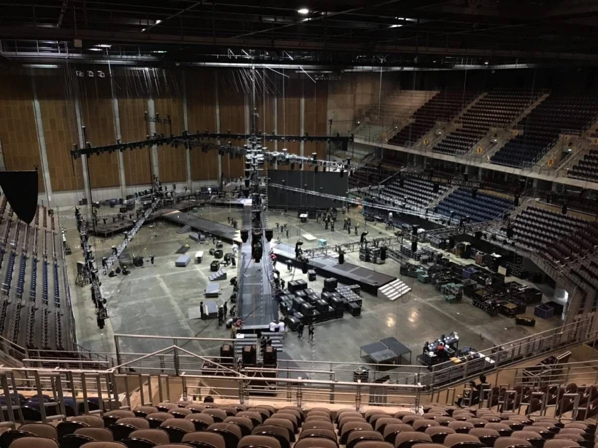 โปรดักชั่นระดับยูนิเวิร์ส! ชมภาพเวทีรันเวย์ซูเปอร์เอ็กซ์ (x) ที่ยาวที่สุดเท่าที่เคยมีมา