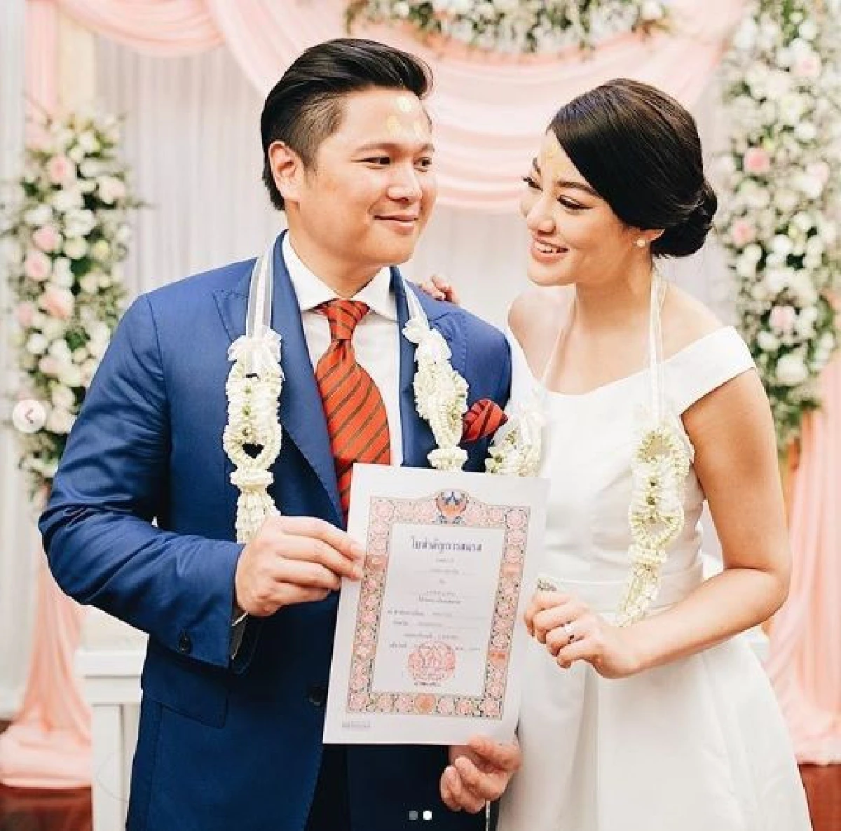 พิตต้า ควง อ๊อฟ เข้าพิธีแต่งงานแบบไทย พร้อมจดทะเบียนสมรสชื่นมื่น