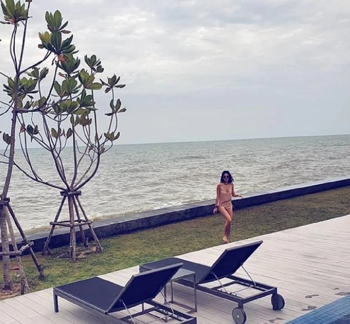 หมวยโสดแซ่บ! คริส หอวัง นุ่งบิกินี่อวดผิวขาวเนียนริมทะเล