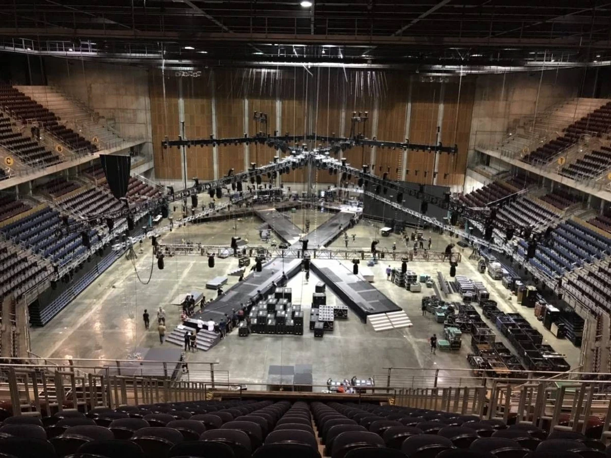 โปรดักชั่นระดับยูนิเวิร์ส! ชมภาพเวทีรันเวย์ซูเปอร์เอ็กซ์ (x) ที่ยาวที่สุดเท่าที่เคยมีมา