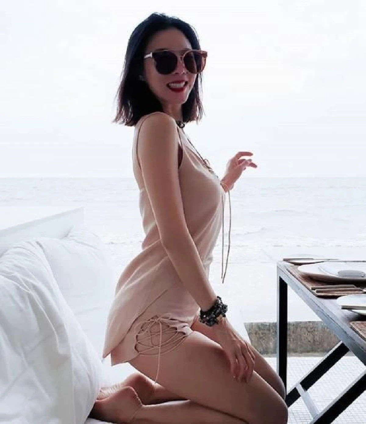 หมวยโสดแซ่บ! คริส หอวัง นุ่งบิกินี่อวดผิวขาวเนียนริมทะเล