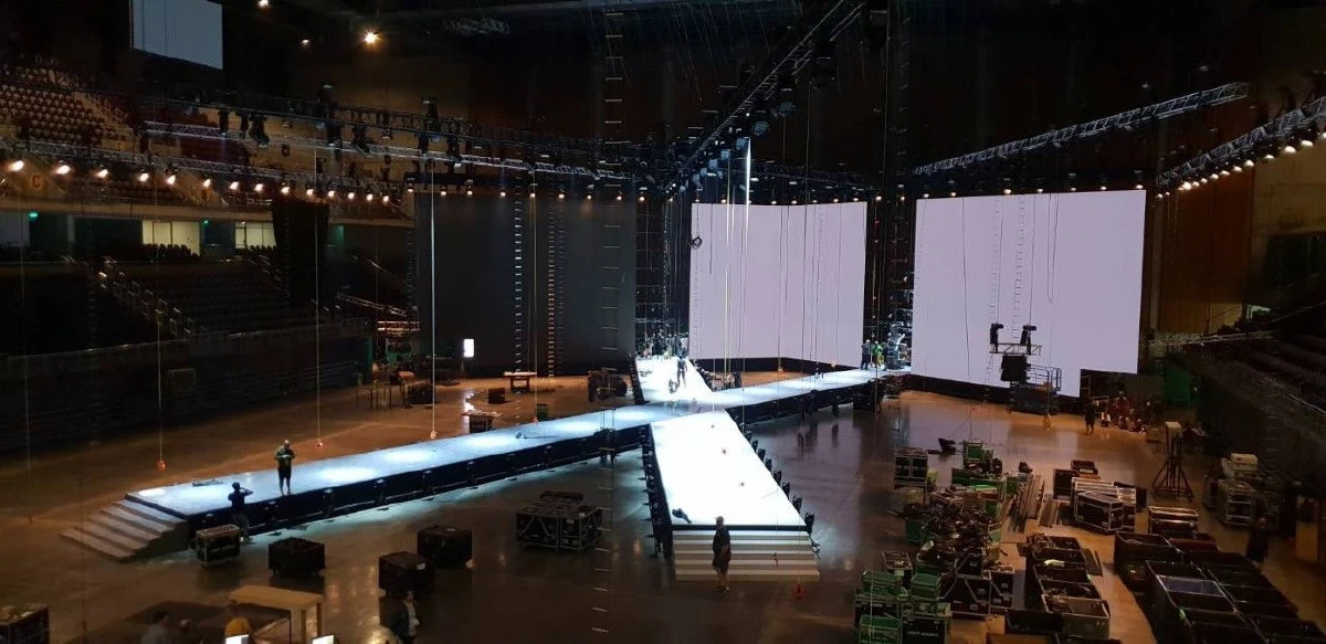 โปรดักชั่นระดับยูนิเวิร์ส! ชมภาพเวทีรันเวย์ซูเปอร์เอ็กซ์ (x) ที่ยาวที่สุดเท่าที่เคยมีมา