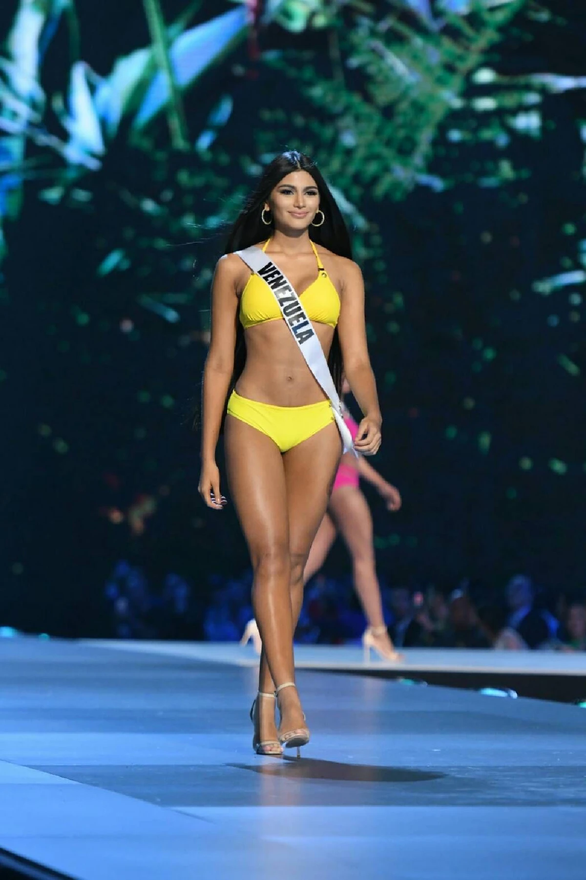 สาวงามประชันโฉม"มิสยูนิเวิร์ส 2018"รอบแรก ในชุดว่ายน้ำทรงออกแบบโดยพระองค์หญิงฯ