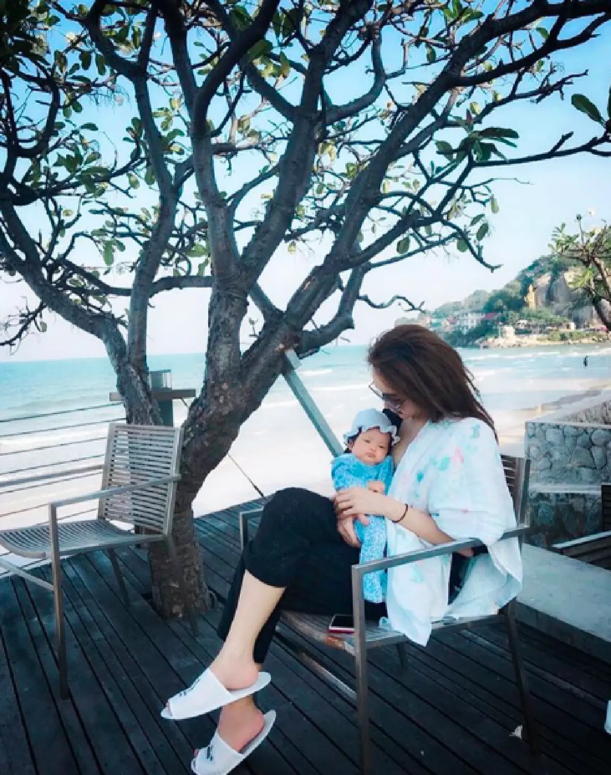 “เป้ย” ควงสามีและลูกๆ ทั้ง 2 เที่ยวทะเลหัวหิน พร้อมอวดหุ่นเป๊ะหลังคลอด