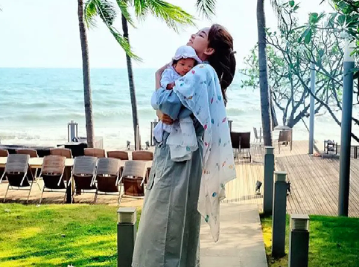 “เป้ย” ควงสามีและลูกๆ ทั้ง 2 เที่ยวทะเลหัวหิน พร้อมอวดหุ่นเป๊ะหลังคลอด