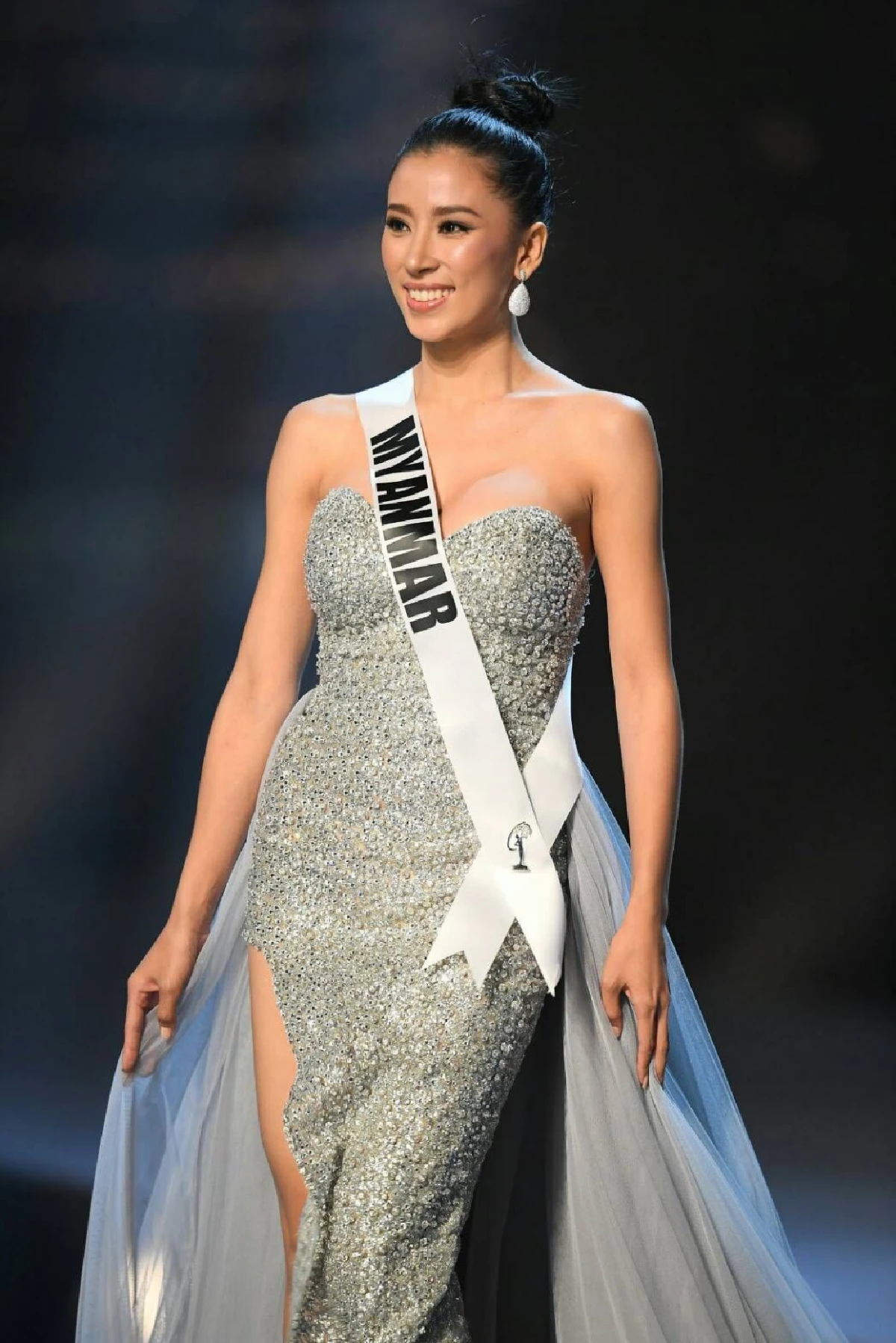 สาวงามประชันโฉม"มิสยูนิเวิร์ส 2018"รอบแรก ในชุดว่ายน้ำทรงออกแบบโดยพระองค์หญิงฯ