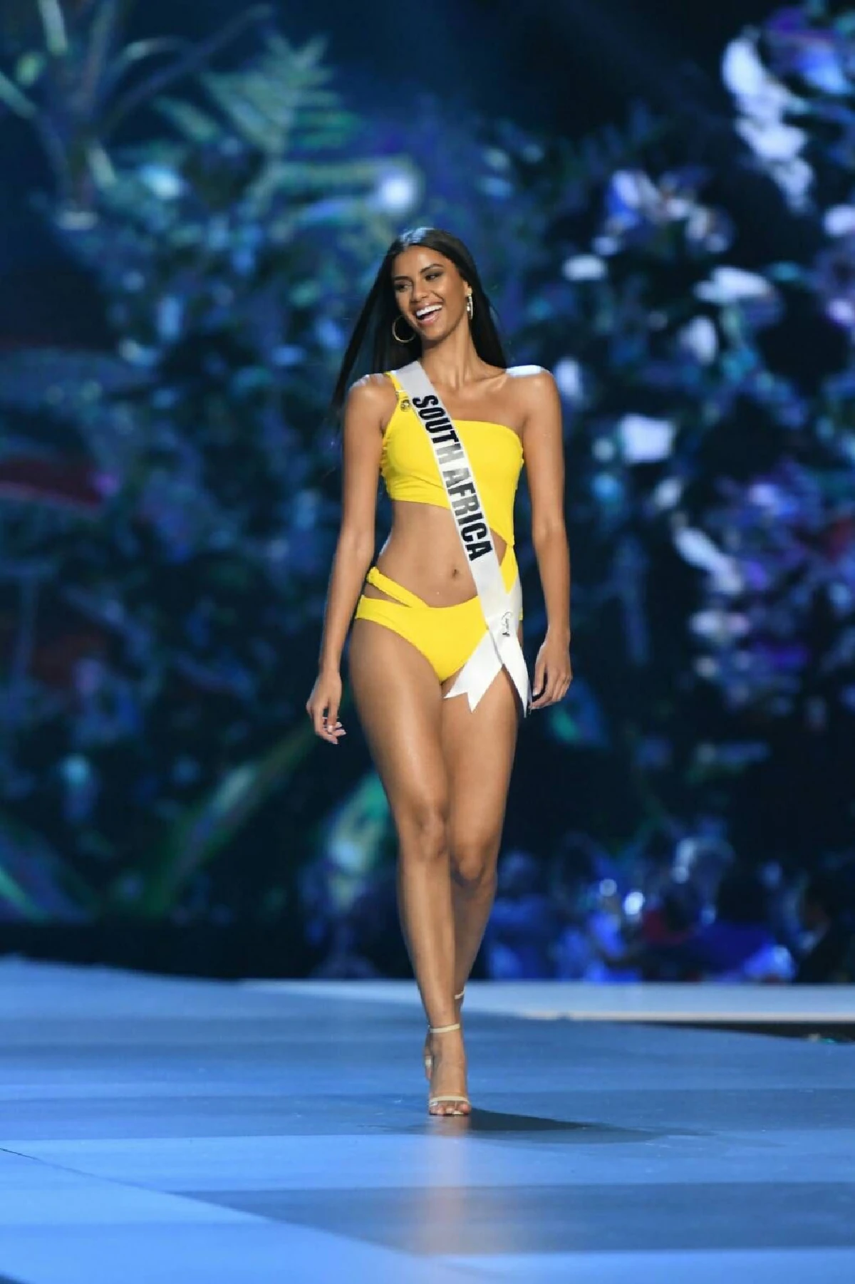 สาวงามประชันโฉม"มิสยูนิเวิร์ส 2018"รอบแรก ในชุดว่ายน้ำทรงออกแบบโดยพระองค์หญิงฯ