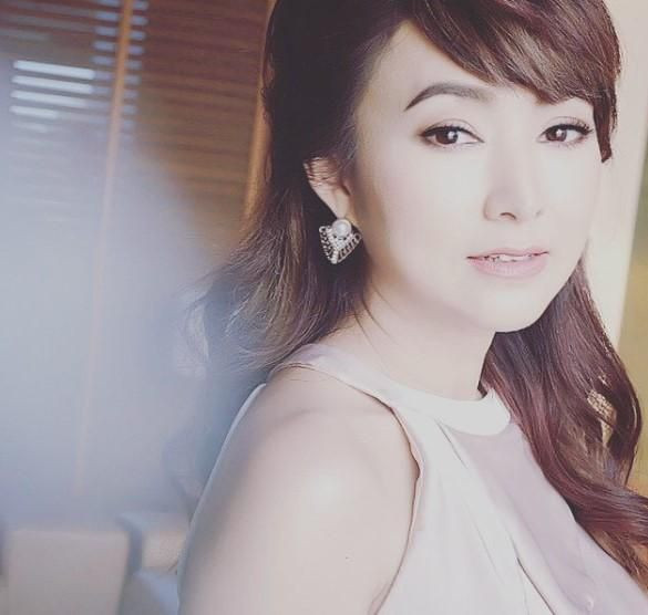 แต่งหน้าเป็นก่อนใส่ยกทรง! "ต้อม ณหทัย” เผยหน้าสดที่ยังคงตึงอยู่ ในวัย 49 ปี