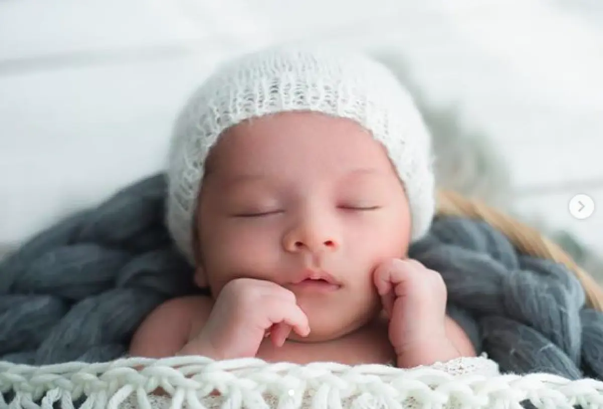 โมเมนต์แสนอบอุ่น “เมญ่า” และสามี อุ่มลูกชาย "น้องเบลิน” ถ่ายภาพครอบครัว