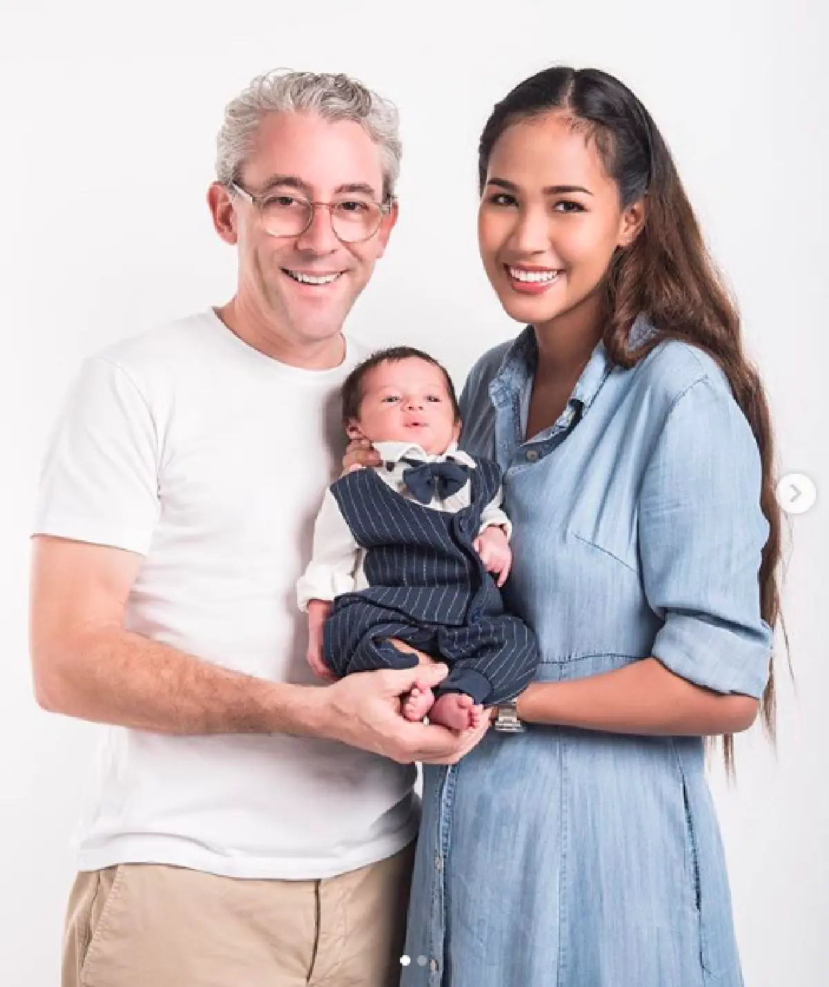 โมเมนต์แสนอบอุ่น “เมญ่า” และสามี อุ่มลูกชาย "น้องเบลิน” ถ่ายภาพครอบครัว