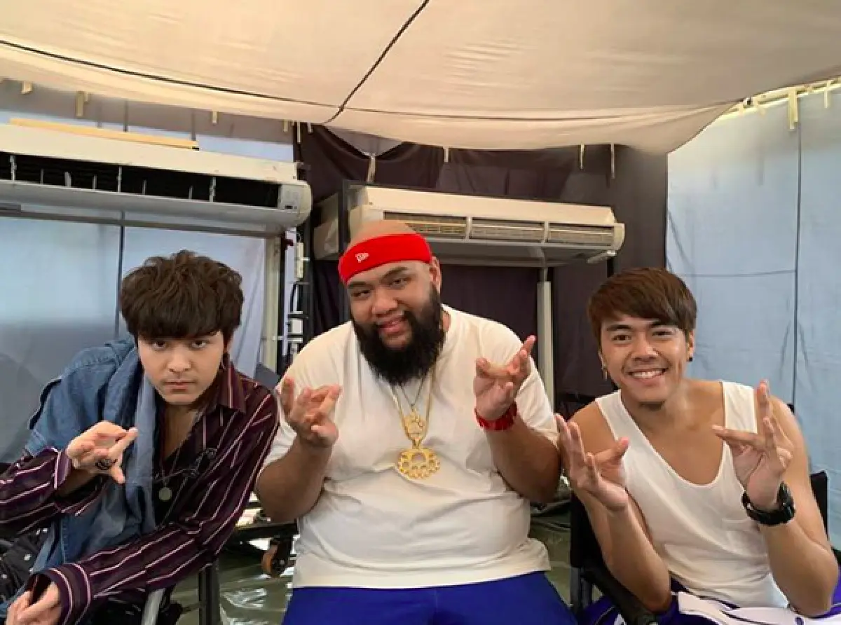 “เดอะ ทอยส์” เมินดราม่าท่ามินิฮาร์ต! "กอล์ฟ ฟักกลิ้ง ฮีโร่" และ "เอ้ BOTCASH” ร่วมโพสท่าโดยใช้นิ้วอื่นๆ