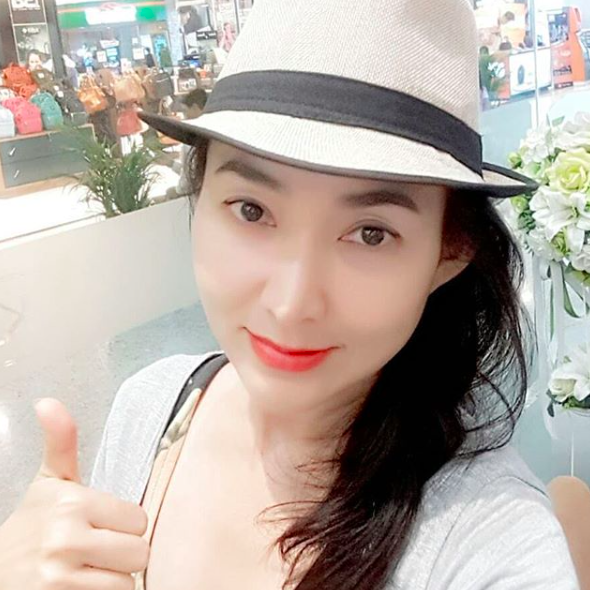 แต่งหน้าเป็นก่อนใส่ยกทรง! "ต้อม ณหทัย” เผยหน้าสดที่ยังคงตึงอยู่ ในวัย 49 ปี