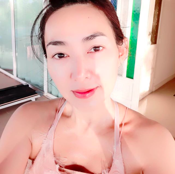 แต่งหน้าเป็นก่อนใส่ยกทรง! "ต้อม ณหทัย” เผยหน้าสดที่ยังคงตึงอยู่ ในวัย 49 ปี