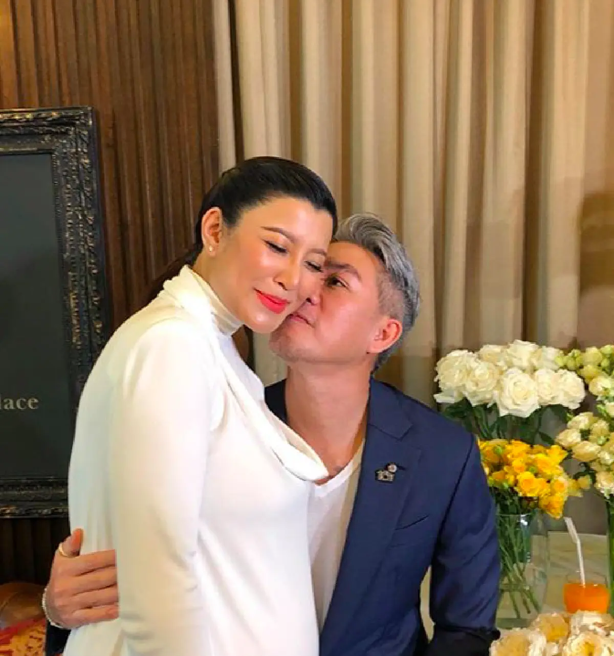 น้องยังอยู่ในตู้อบ! "เอมมี่ มรกต” ควงสามี “ไฮโซเจมส์” เผยเหตุผลที่ยังไม่ได้อุ้มลูกชายออกสื่อ