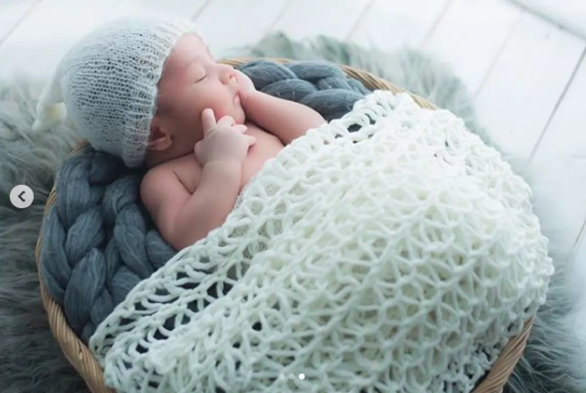 โมเมนต์แสนอบอุ่น “เมญ่า” และสามี อุ่มลูกชาย "น้องเบลิน” ถ่ายภาพครอบครัว