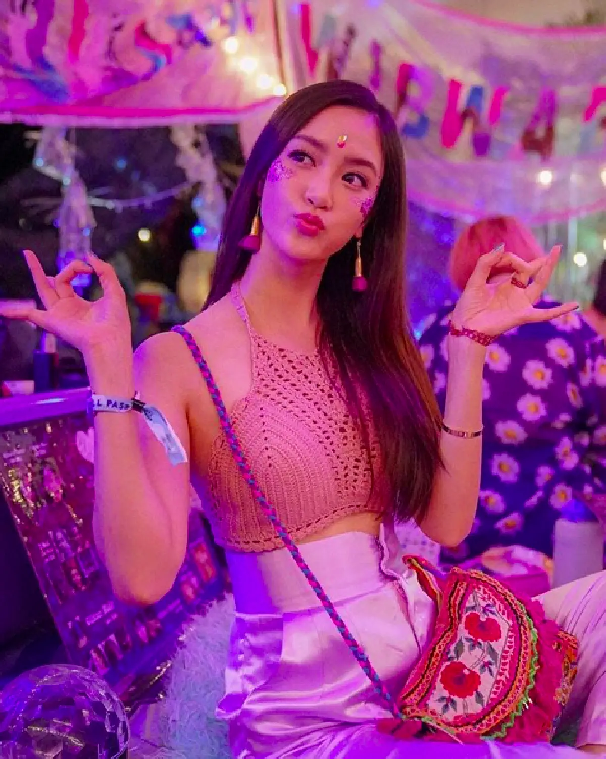 ส่องแฟชั่นสุดชิคของเหล่าคนบันเทิง ต่างจัดเต็มร่วมงาน Wonderfruit 2018