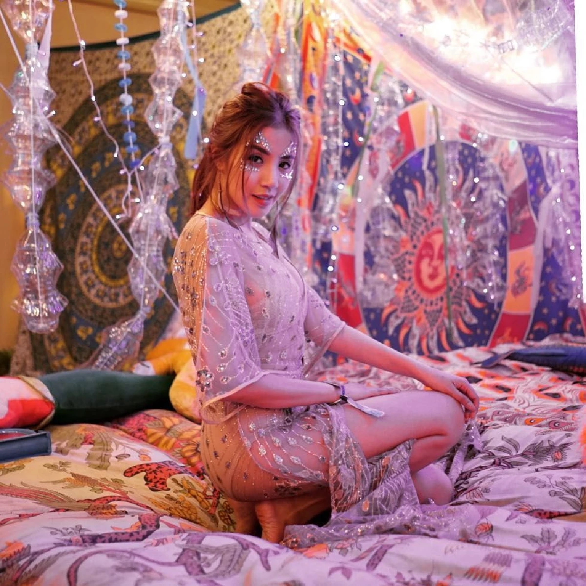 ส่องแฟชั่นสุดชิคของเหล่าคนบันเทิง ต่างจัดเต็มร่วมงาน Wonderfruit 2018