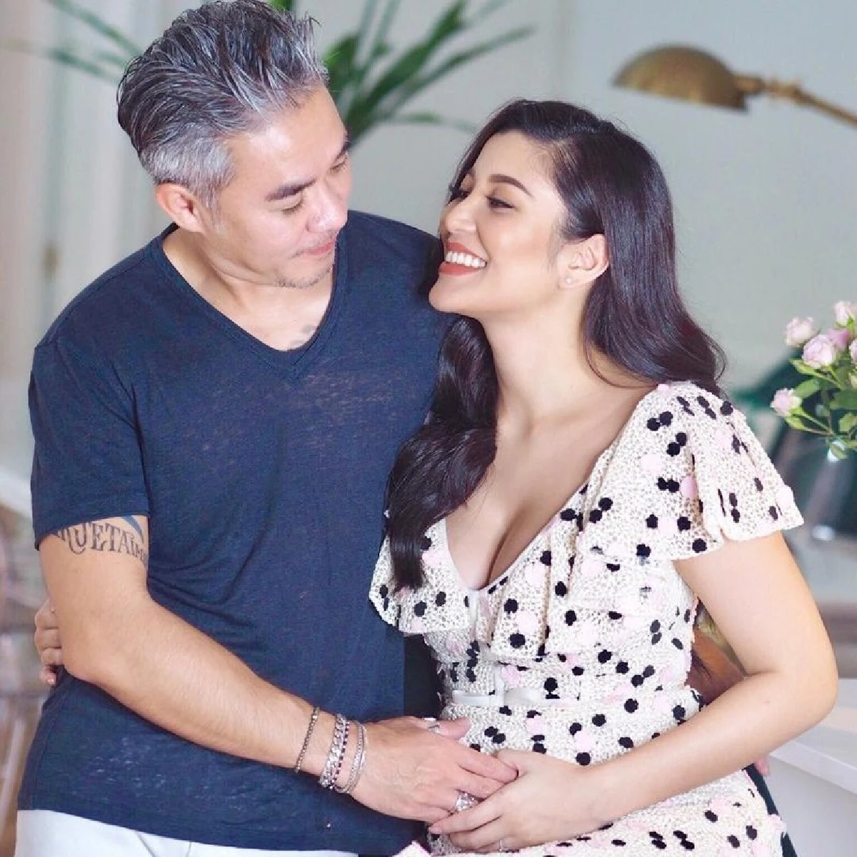 ภาพแรกมาแล้ว “เอมมี่” โชว์รูปลูกชายในอ้อมกอดแสนอบอุ่น